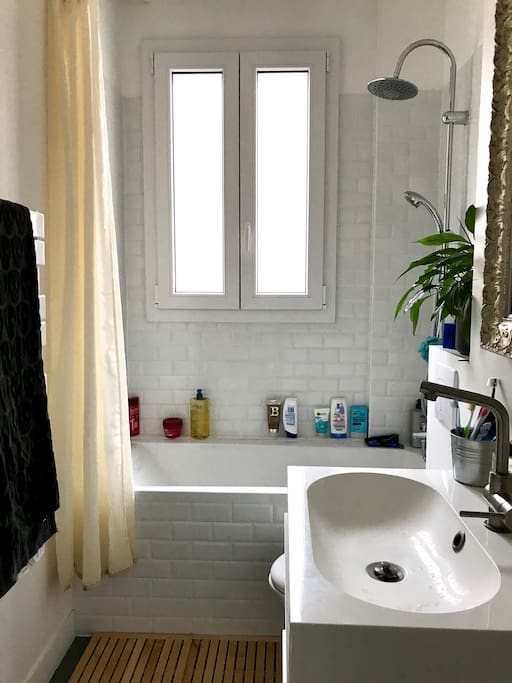 Salle de bain avec baignoire