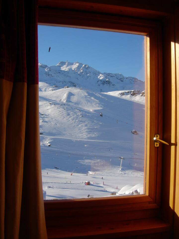 Superbe vue montagne depuis la chambre. 
Breathtaking view on the mountains from the bedroom.