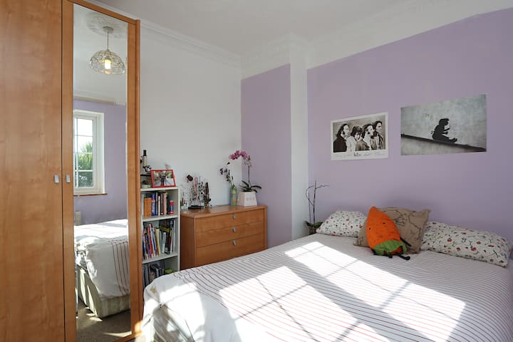 Cosy double room, 15 - 22 mins to centre