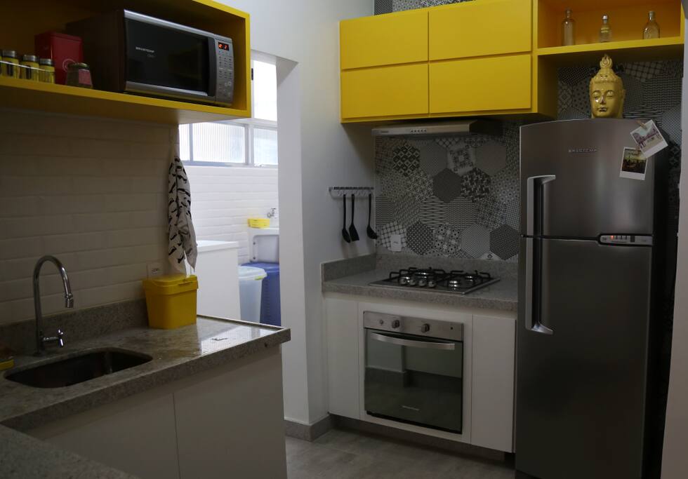 Cozinha com cooktop, forno e geladeira