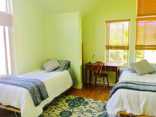 3 blocks walk to Beach - Lovely Room in Carp House