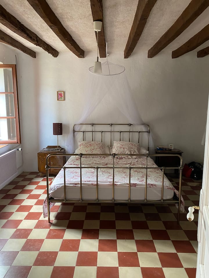 En-suite ilə birinci mərtəbənin yataq otağı