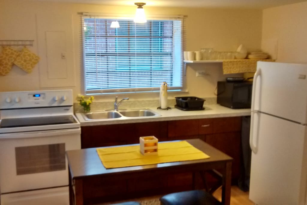 Full kitchen with microwave (no broiling please :))