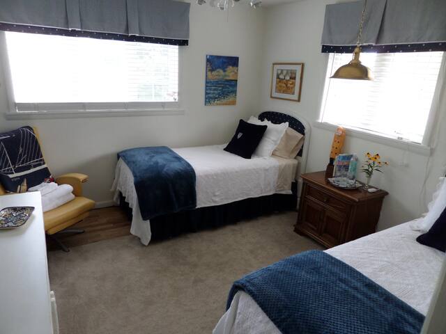 Bay, Downtown, Tart Trail w/2 Beds!