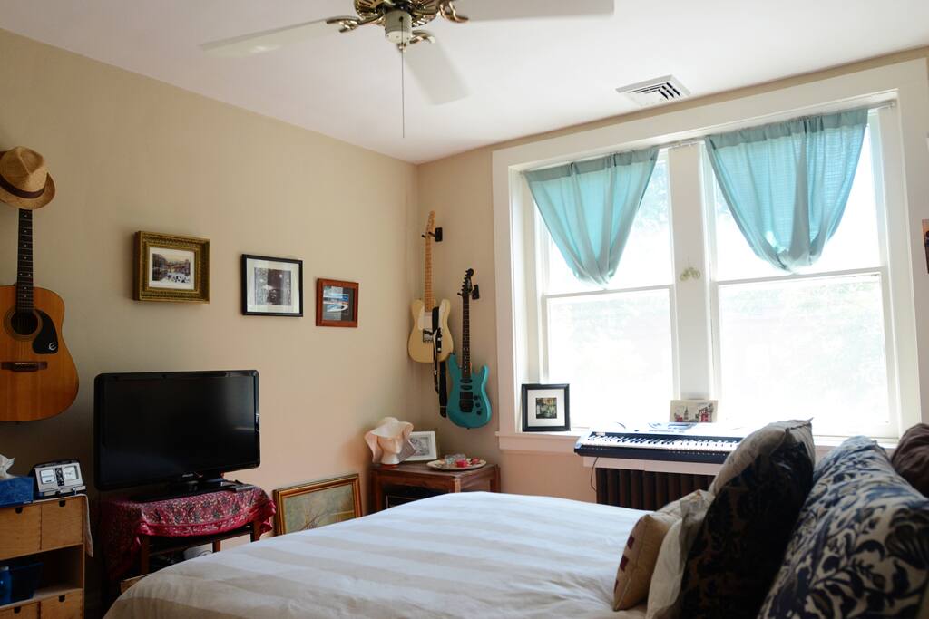 Full size bed. Lots of natural light