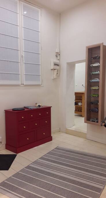 l'entrée de l'appartement avec vue sur le séjour.