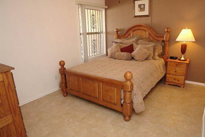 配有双人床的客房。