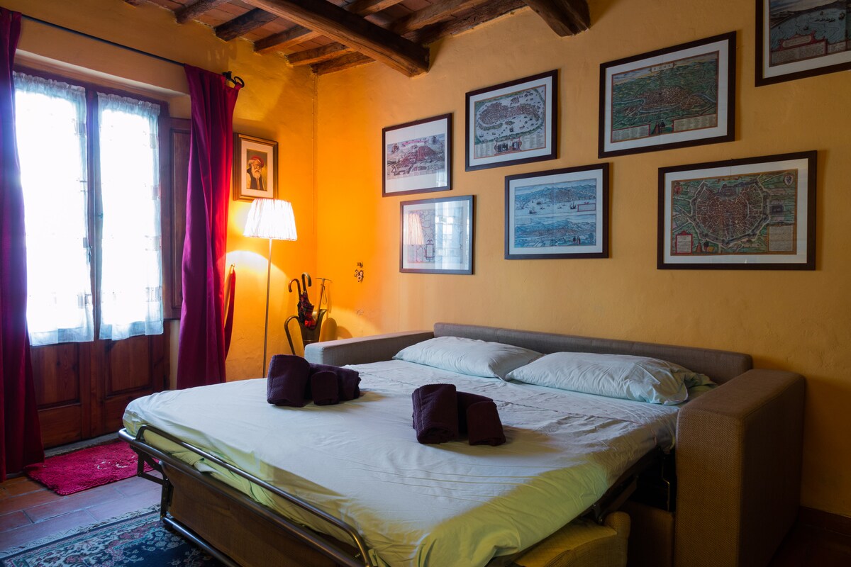 Veliki kauč u prizemlju prostorije za sjedenje (terreno)