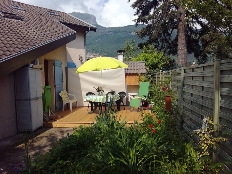 la terrasse en mélèze pour le repos ou déjeûner