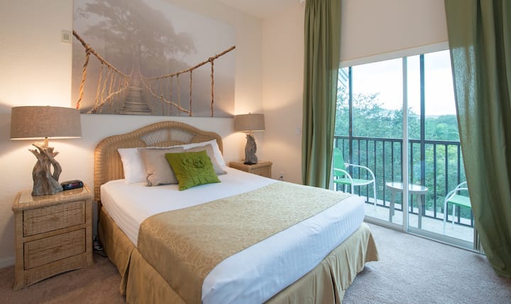 ห้องนอนเตียงควีนไซส์พร้อมระเบียงส่วนตัว