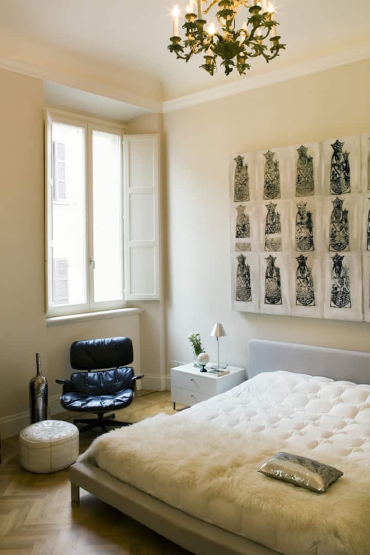 Მთავარი საძინებელი იტალიური დიდი საწოლით 