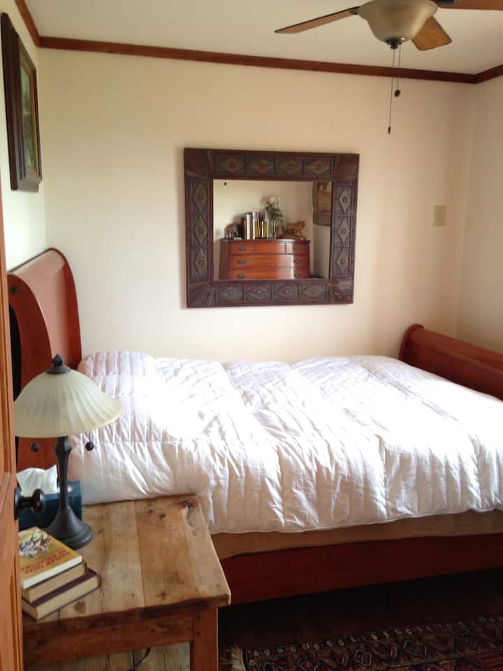 Je tweede slaapkamer met een queensize bed. Gezellig ook, maar je kijkt ook uit op het meer.