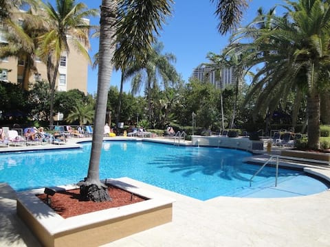Beautiful Apt at the YachtClub in Aventura