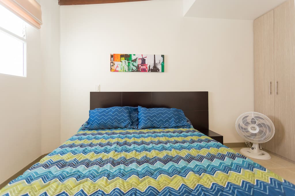 Cama doble y ventilador/Double bed and fan