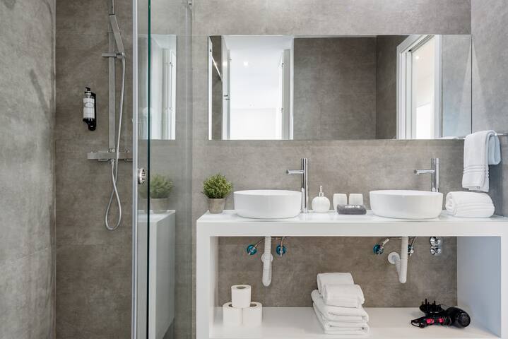 Spectacular 4 Bedroom Apt in the Heart of Oporto gallery image 5