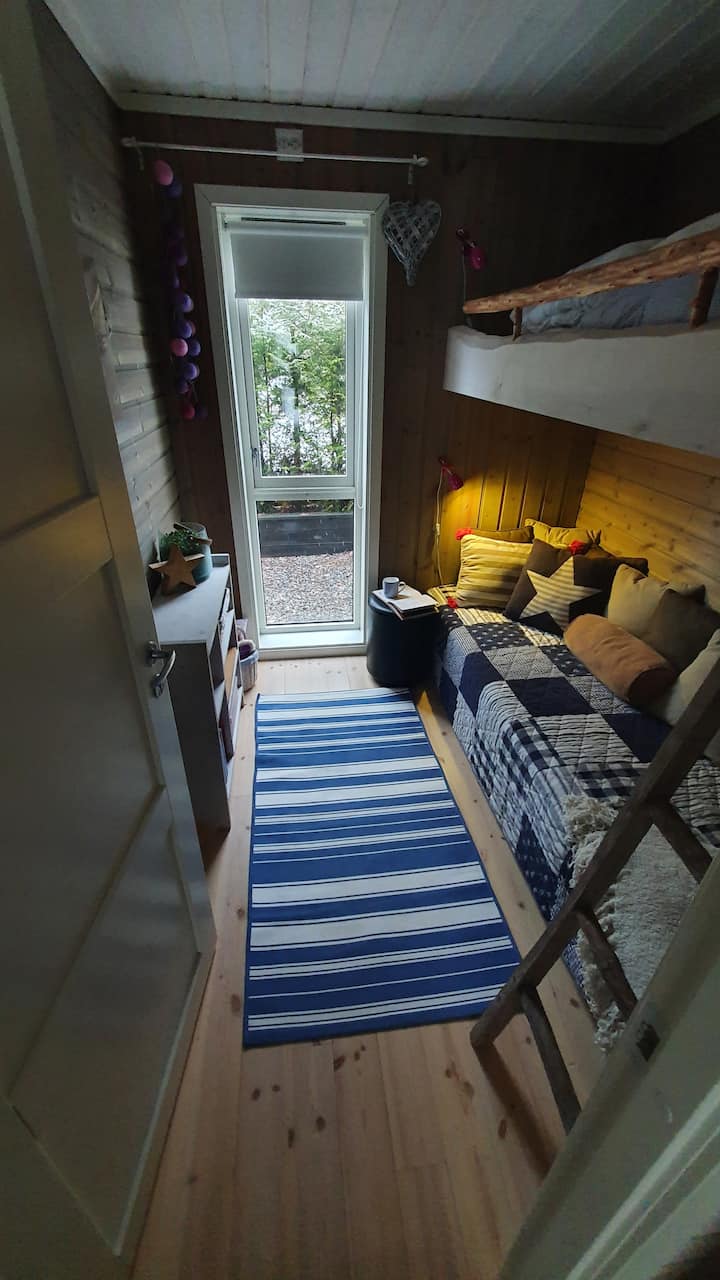 Spálňa s poschodovou posteľou a ďalšia spálňa s dvojlôžkom. Prikrývky 140×200 (prenájom posteľnej bielizne a uterákov 160 NOK na osobu)