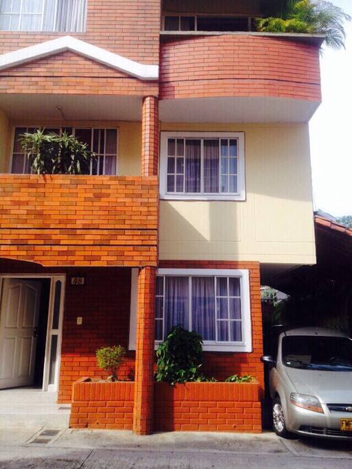 Frente casa tres pisos con 3 balcones y 2 estaderos