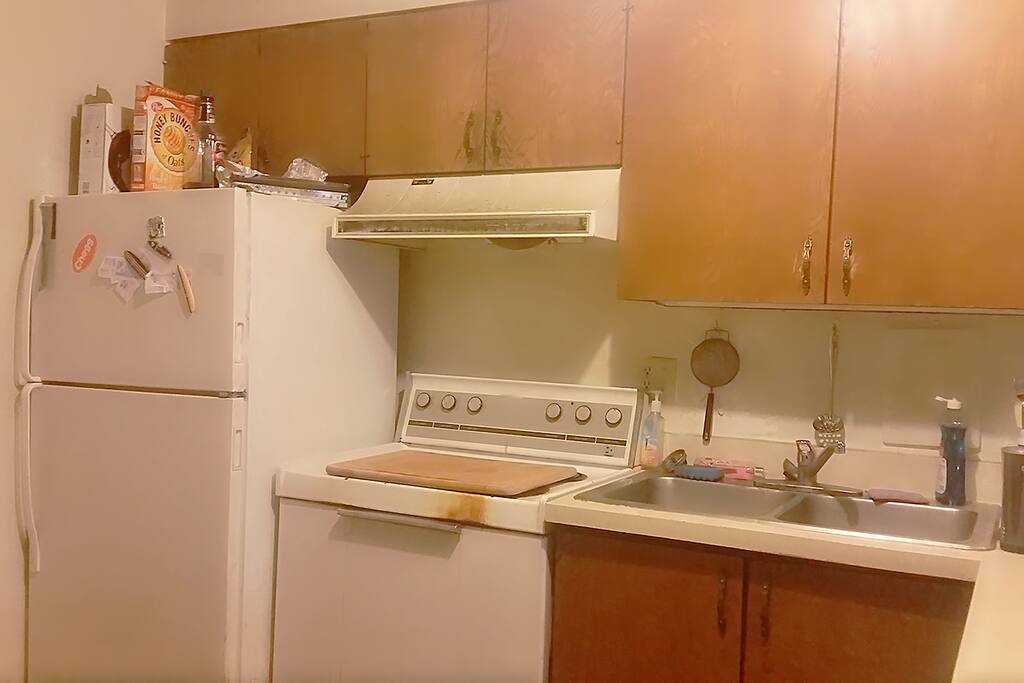 full kitchen-frigde, stove, oven, sink