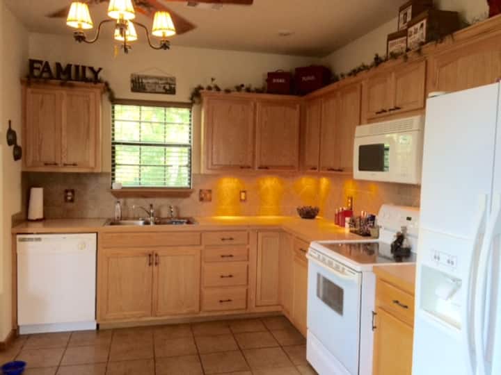 Kick Back Cabin at Tenkiller Lake Dam Houses for Rent in Vian