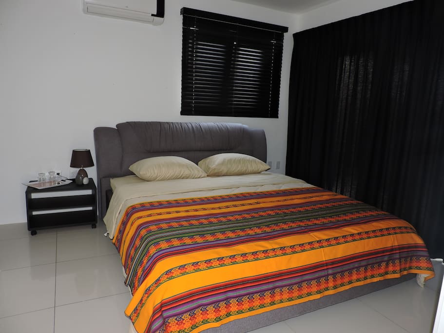 Kamer B met eigen ruime badkamer en terras met schuifpui en uitzicht over zwemad.