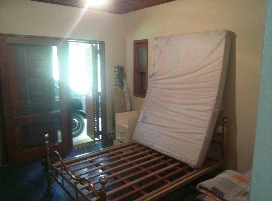Quarto com cama de casal.