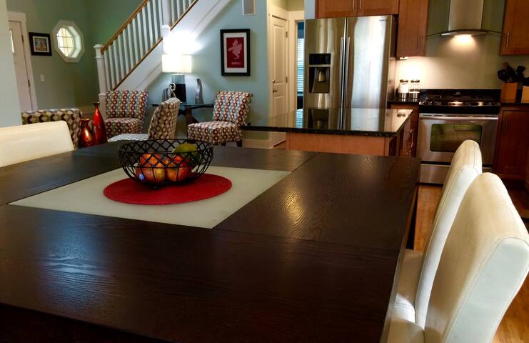 Montford Manor-Home Away From Home / Near downtown gallery image 4