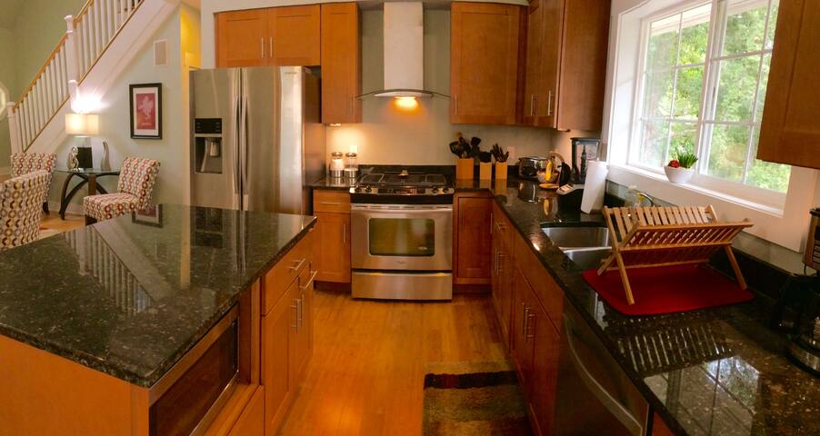 Montford Manor-Home Away From Home / Near downtown gallery image 5