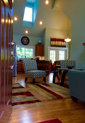 Montford Manor-Home Away From Home / Near downtown gallery image 2