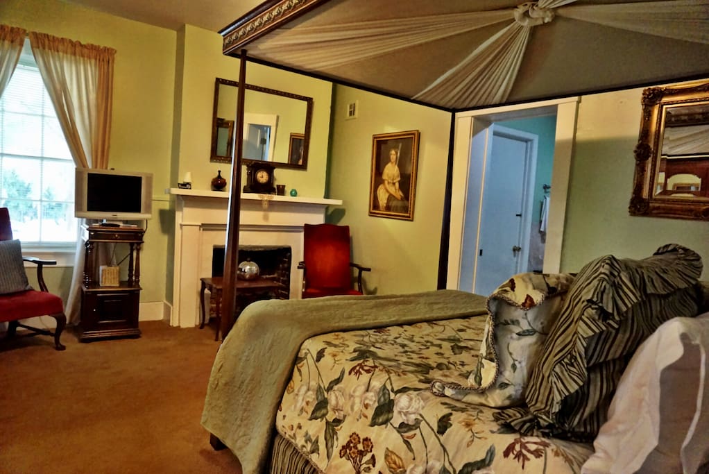 The Turning Angel room, with it's four poster bed, provides a tranquil retreat during your visit to Natchez.