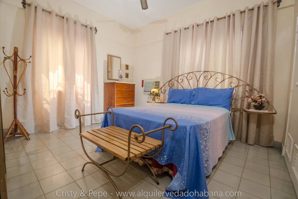 Otra vista de la Habitación Privada, climatizada con aire acondicionado, lámapra ventilador de techo, caja de seguridad, gavetero, closet y demás comodidades