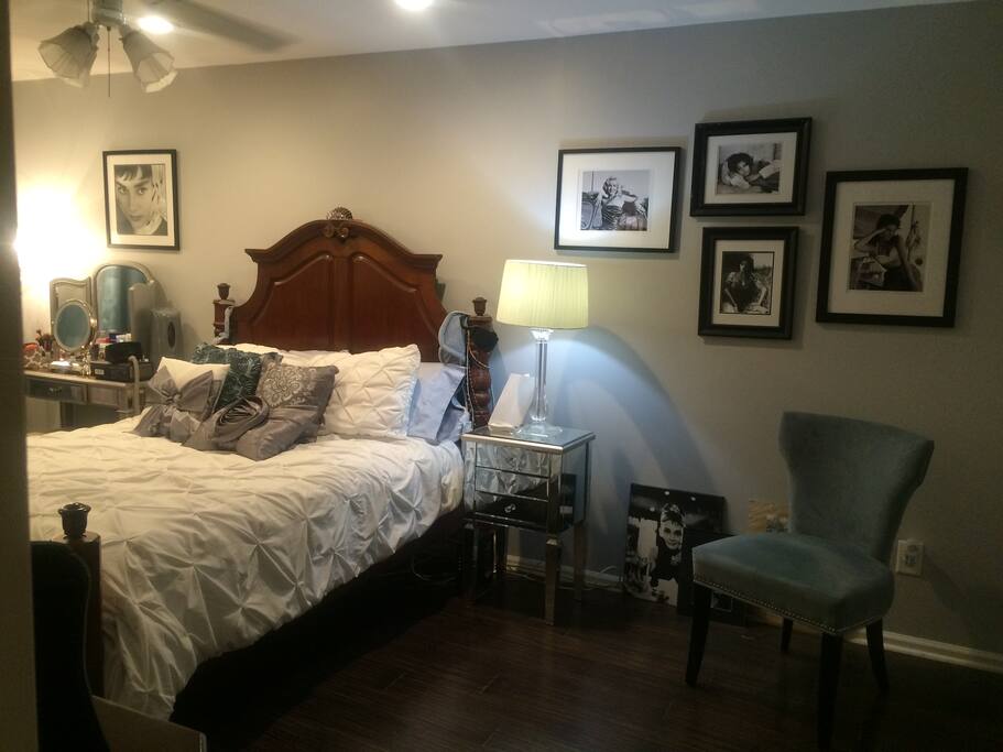 Master bedroom, queen size bed