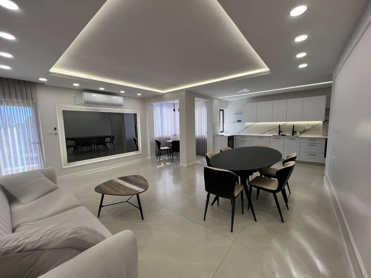 Karl Netter 3BR triple ensuite