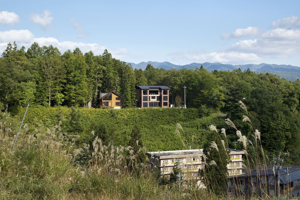 View of the Chalet from Happo Mountain in summer.
Source :Toshiyuki Yano