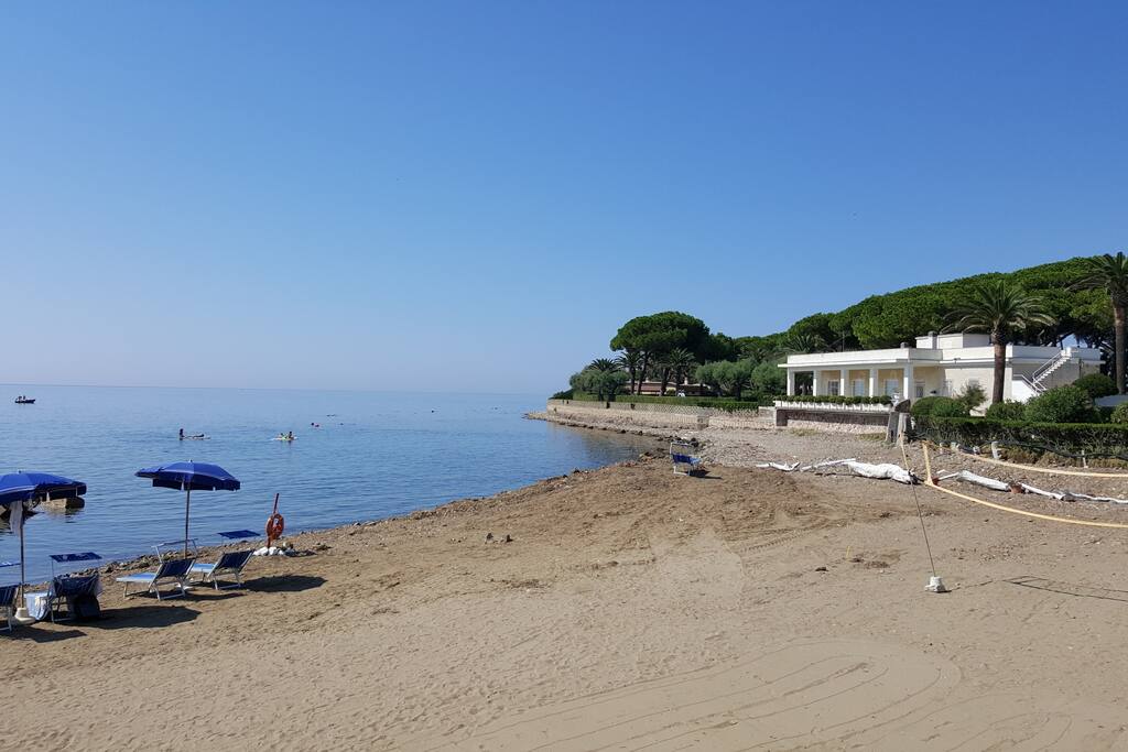 la spiaggia di sabbia a 20 metri. sandy beach 20mt away