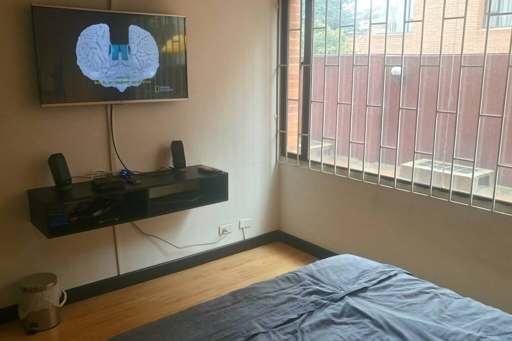 Televisor en la habitación de 42'', TV por cable, WiFi y Netflix.