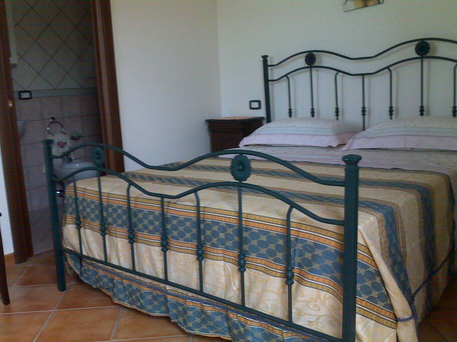 stanza da letto con bagno