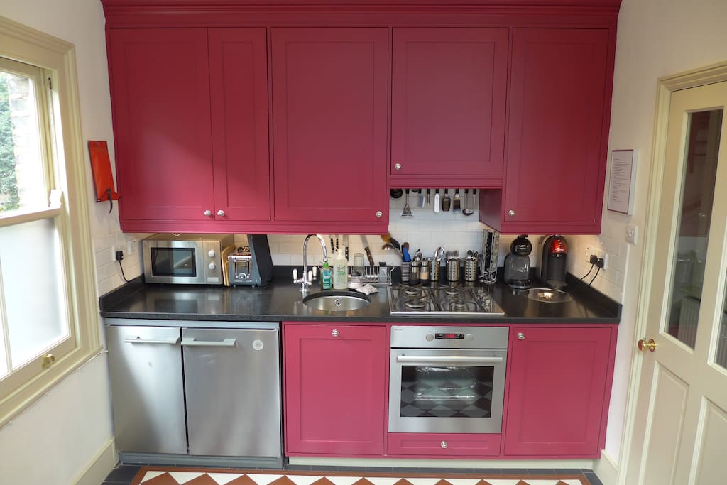 Kitchen: coffee machine, kettle, toaster, oven, gas hob, fridge/freezer, microwave, filtered water tap