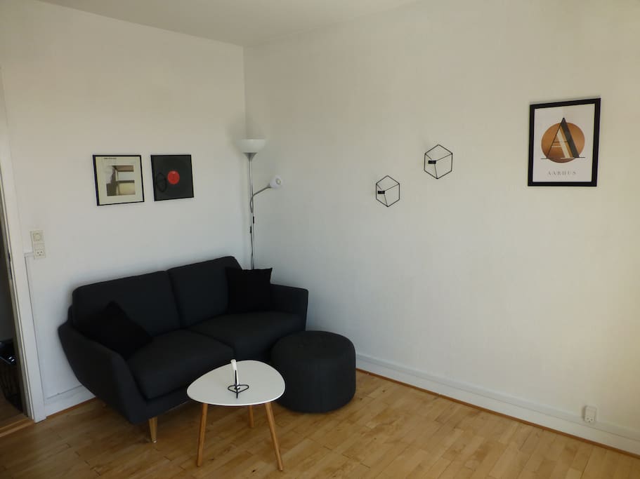 Fine place for an airmattres in the living room.