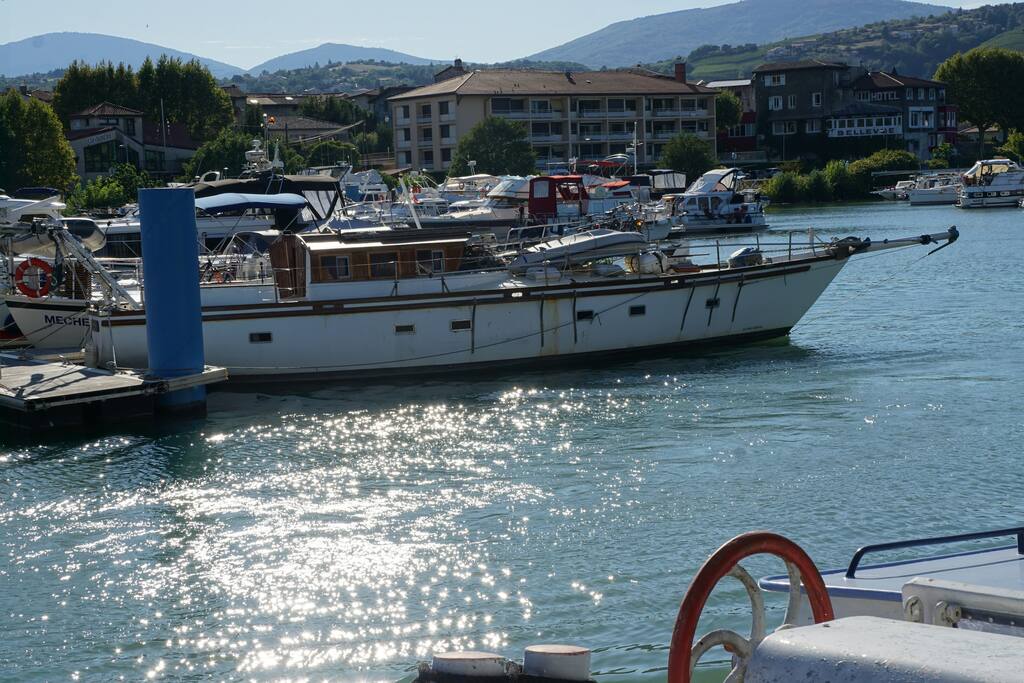La goélette amarrée en bout de ponton gage de tranquillité.