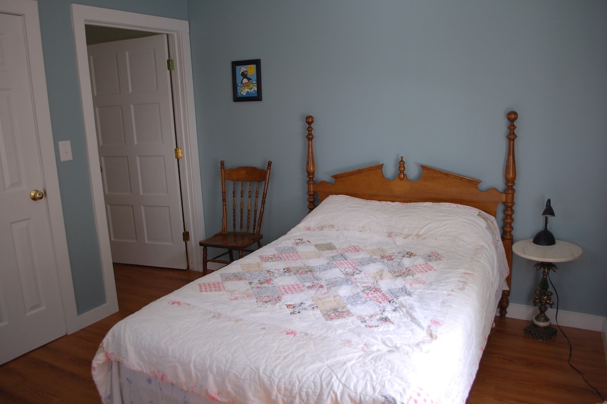 Chumba cha kulala #3 chini - kitanda cha watu wawili. Angavu na safi. 