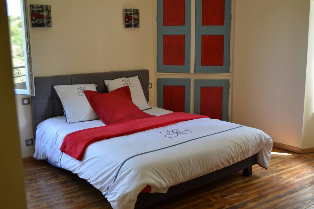 Grande chambre RDC rouge avec salle de douche