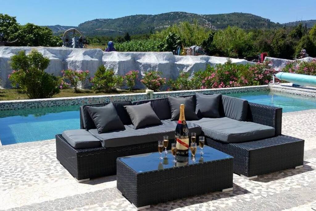 Sur une terrasse en galets d'Indonésie de 125m² une vue panoramique sur les Corbières bercé par le chant des cigales