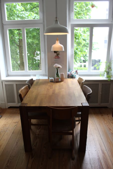 Das Esszimmer mit offenen Durchgang zum Wohnzimmer. Esstisch kann Arbeitplatz dienen.