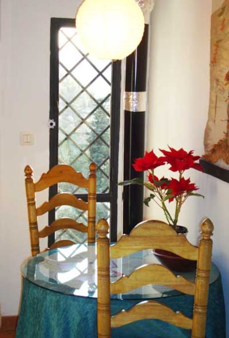 Comedor para dos con brasero y vistas a la Alhambra