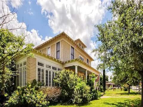 Spacious Stylish Comfortable  4 bedroom Historic