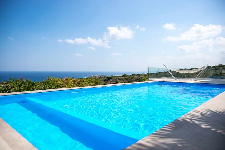 Villa w/Private Infinity Pool & BBQ, 2 km to beach gallery image 2