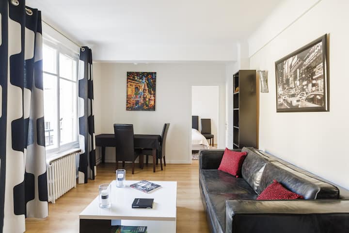 Cosy apartment at Champs-Elysees