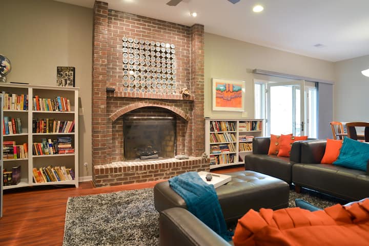 Lenexa Contemporary Apartment - Overland Park, KS