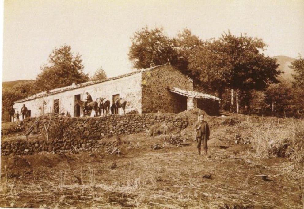 Immagine storica della casa con le famiglie contadine che ci vivevano e coltivavano il fondo