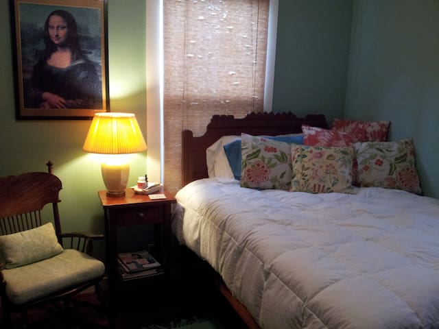 Urban Oasis Near the Pacific